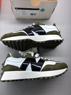 New Balance 327 Casual WOMEN Sneaker Shoes Leather Green White size 6 Box No Lid